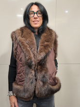 Carica l&#39;immagine nel visualizzatore di Gallery, TENSIONE IN - Gilet piumino trapuntato profili ecopelliccia moro