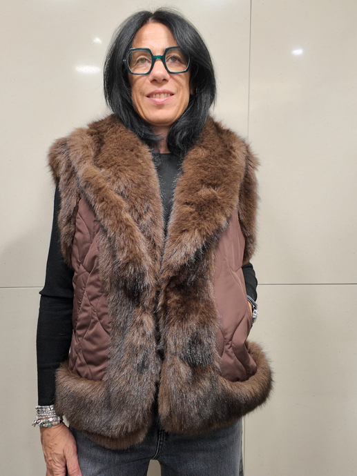 TENSIONE IN - Gilet piumino trapuntato profili ecopelliccia moro