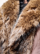 Carica l&#39;immagine nel visualizzatore di Gallery, TENSIONE IN - Gilet piumino trapuntato profili ecopelliccia moro