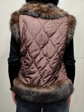 Carica l&#39;immagine nel visualizzatore di Gallery, TENSIONE IN - Gilet piumino trapuntato profili ecopelliccia moro