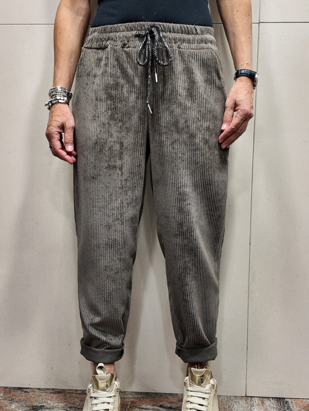 LE STREGHE Pantaloni baggy in velluto a coste fango