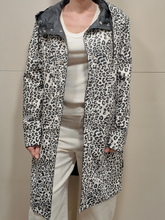 Carica l'immagine nel visualizzatore di Gallery, RINO &amp; PELLE Impermeabile double face nero/ bianco animalier ISHANA