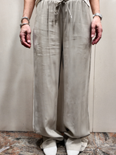 Carica l'immagine nel visualizzatore di Gallery, TENSIONE IN Tensione In - Pantalone seta lavata con banda laterale deserto