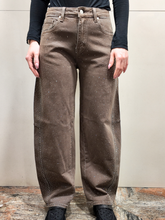 Carica l'immagine nel visualizzatore di Gallery, LE STREGHE JEANS CON STRASS marrone