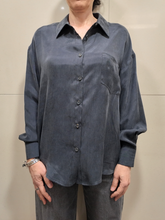 Carica l'immagine nel visualizzatore di Gallery, TENSIONE IN Camicia con taschino cupro nera