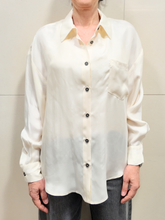 Carica l'immagine nel visualizzatore di Gallery, TENSIONE IN Camicia con taschino cupro panna