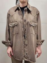 Carica l'immagine nel visualizzatore di Gallery, TENSIONE IN Giacca Camicia denim marrone sabbiato