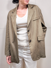 Carica l'immagine nel visualizzatore di Gallery, TENSIONE IN Giacca oversize effetto suede texture verde militare