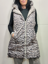 Carica l&#39;immagine nel visualizzatore di Gallery, LE STREGHE Piumino Smanicato taupe/animalier