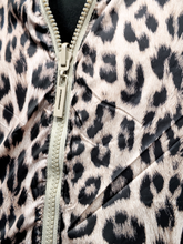 Carica l&#39;immagine nel visualizzatore di Gallery, LE STREGHE Piumino Smanicato taupe/animalier