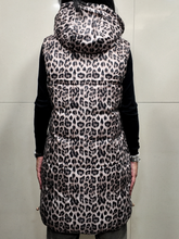 Carica l&#39;immagine nel visualizzatore di Gallery, LE STREGHE Piumino Smanicato taupe/animalier