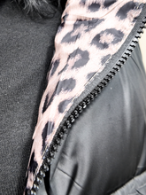 Carica l&#39;immagine nel visualizzatore di Gallery, LE STREGHE Piumino Smanicato nero/animalier