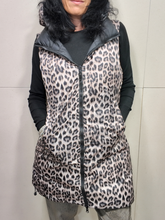 Carica l&#39;immagine nel visualizzatore di Gallery, LE STREGHE Piumino Smanicato nero/animalier