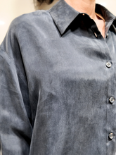Carica l'immagine nel visualizzatore di Gallery, TENSIONE IN Camicia con taschino cupro nera