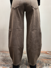 Carica l'immagine nel visualizzatore di Gallery, LE STREGHE JEANS CON STRASS marrone