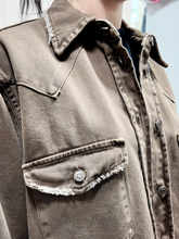 Carica l'immagine nel visualizzatore di Gallery, TENSIONE IN Giacca Camicia denim marrone sabbiato