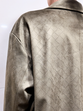 Carica l'immagine nel visualizzatore di Gallery, TENSIONE IN Giacca oversize effetto suede texture verde militare
