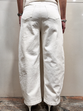 Carica l'immagine nel visualizzatore di Gallery, TENSIONE IN Jeans barrel beige