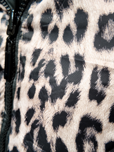 Carica l&#39;immagine nel visualizzatore di Gallery, LE STREGHE Piumino Smanicato nero/animalier