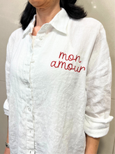 Carica l&#39;immagine nel visualizzatore di Gallery, TENSIONE IN Camicia bianca in lino &quot;MON AMOUR&quot;