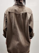 Carica l'immagine nel visualizzatore di Gallery, TENSIONE IN Giacca Camicia denim marrone sabbiato