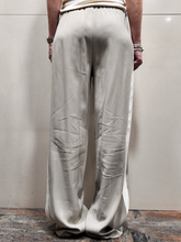 Carica l'immagine nel visualizzatore di Gallery, TENSIONE IN Tensione In - Pantalone seta lavata con banda laterale deserto