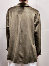 Carica l'immagine nel visualizzatore di Gallery, TENSIONE IN Giacca oversize effetto suede texture verde militare
