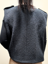 Carica l'immagine nel visualizzatore di Gallery, TENSIONE IN Gilet napoleone in bouclé nero