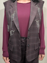 Carica l&#39;immagine nel visualizzatore di Gallery, LE STREGHE Gilet con spille bordeaux