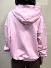 Carica l&#39;immagine nel visualizzatore di Gallery, TENSIONE IN Felpa in cotone rosa con cappuccio e scritta &quot;PARIS&quot;