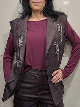 Carica l&#39;immagine nel visualizzatore di Gallery, LE STREGHE Gilet con spille bordeaux