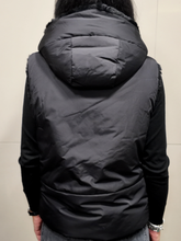 Carica l&#39;immagine nel visualizzatore di Gallery, RINO &amp; PELLE Hiddo Gilet ecopelliccia reversibile nero