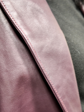 Carica l&#39;immagine nel visualizzatore di Gallery, TENSIONE IN - Giacca vinaccia in pelle