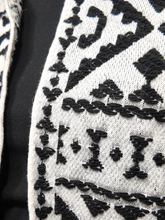 Carica l&#39;immagine nel visualizzatore di Gallery, TENSIONE IN - GILET ETNICO NERO CON ECOPELLICCIA