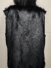 Carica l&#39;immagine nel visualizzatore di Gallery, TENSIONE IN - GILET ETNICO NERO CON ECOPELLICCIA