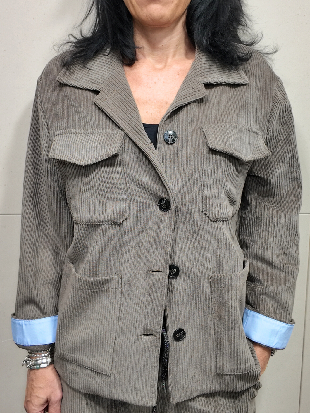 LE STREGHE Giacca camicia in velluto a coste fango