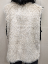 Carica l&#39;immagine nel visualizzatore di Gallery, TENSIONE IN - GILET ETNICO VERDE CON ECOPELLICCIA