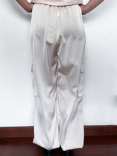Carica l&#39;immagine nel visualizzatore di Gallery, TENSIONE IN | Pantalone jogger in raso beige