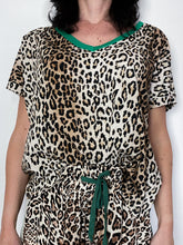 Carica l&#39;immagine nel visualizzatore di Gallery, TENSIONE IN | T-SHIRT leopardo collo verde