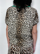 Carica l&#39;immagine nel visualizzatore di Gallery, TENSIONE IN | T-SHIRT leopardo collo verde