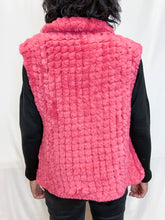 Carica l&#39;immagine nel visualizzatore di Gallery, RINO E PELLE | Gilet ecopelliccia fragola