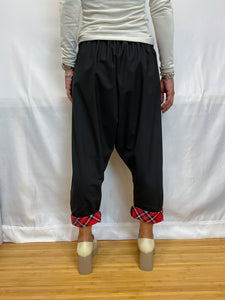 WENDY KEI | Pantalone cavallo basso nero con risvolto scozzese