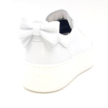 Carica l&#39;immagine nel visualizzatore di Gallery, NERO GIARDINI Sneakers platform in pelle bianca con fiocco R16
