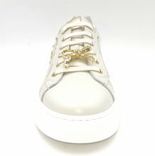 Carica l&#39;immagine nel visualizzatore di Gallery, NERO GIARDINI Sneakers con charms in pelle osso R24