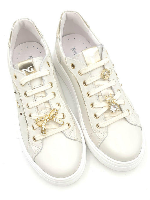 NERO GIARDINI Sneakers con charms in pelle osso R24