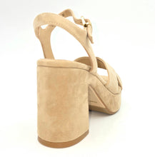 Carica l'immagine nel visualizzatore di Gallery, JANET &amp; JANET Sandalo platform suede beige X7