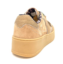 Carica l'immagine nel visualizzatore di Gallery, VICTORIA Sneaker TURIN CAMOSCIO  con plateau beige H27
