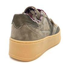 Carica l'immagine nel visualizzatore di Gallery, VICTORIA Sneaker TURIN CAMOSCIO  con plateau kaki H26