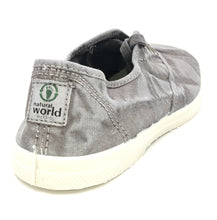Carica l&#39;immagine nel visualizzatore di Gallery, NATURAL WORLD Sneakers senza lacci tessuto lavato used grigio T15