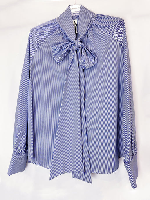 TENSIONE IN | Camicia con fiocco righe blu